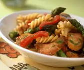 Spirelli mit Hähnchen, grünem Spargel und Paprika