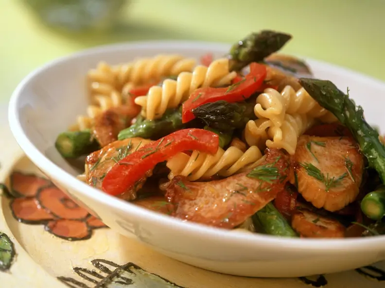 Spirelli mit Hähnchen, grünem Spargel und Paprika