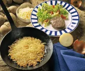 Hüftsteak mit Kartoffelrösti und Beilagensalat