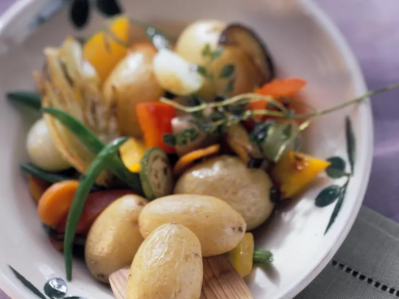 Gebratene Kartoffeln und Gemüse auf italienische Art