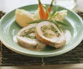 Putenrollbraten mit Gemüse gefüllt, dazu Kartoffelbrei und Karotten