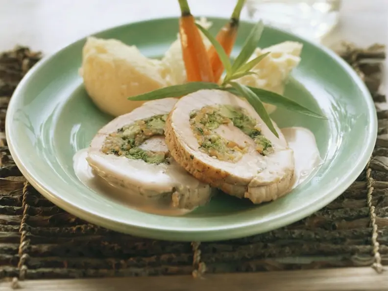 Putenrollbraten mit Gemüse gefüllt, dazu Kartoffelbrei und Karotten