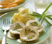 Gefüllter Putenrollbraten mit Püree und Karotten