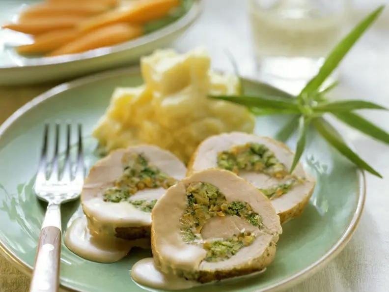 Gefüllter Putenrollbraten mit Püree und Karotten