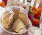 Gugelhupf mit Rosinen und Mandeln