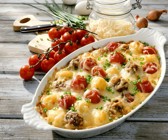 Gratin mit Tomate, Hackfleisch und Käse