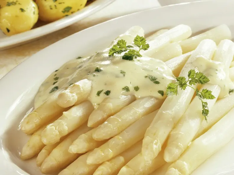 Weißer Spargel mit Sauce Hollandaise und Kartoffeln