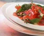 Carpaccio vom Thunfisch mit gegrilltem Tomaten und Rucola