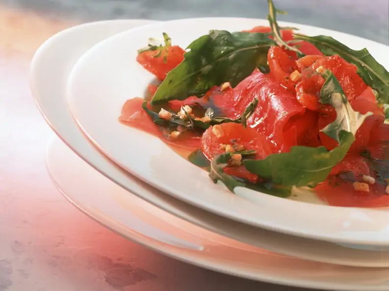 Carpaccio vom Thunfisch mit gegrilltem Tomaten und Rucola
