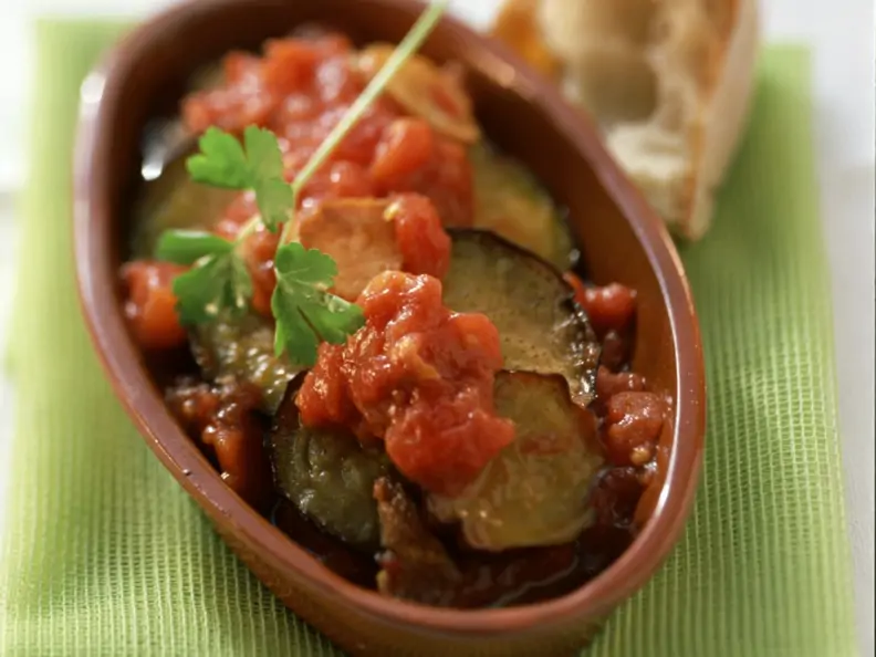 Auberginenscheiben mit Tomatensoße