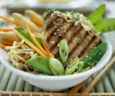 Thunfischsteak mit Sesam, Asia-Nudeln und Gemüse