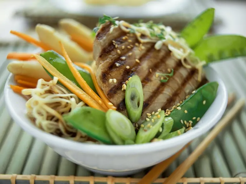 Thunfischsteak mit Sesam, Asia-Nudeln und Gemüse