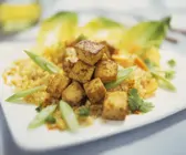 Couscous mit Lauchzwiebeln und würzigem Tofu