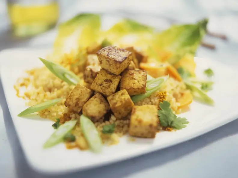 Couscous mit Lauchzwiebeln und würzigem Tofu