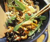 China-Wok mit Pute, Gemüse und Pilzen