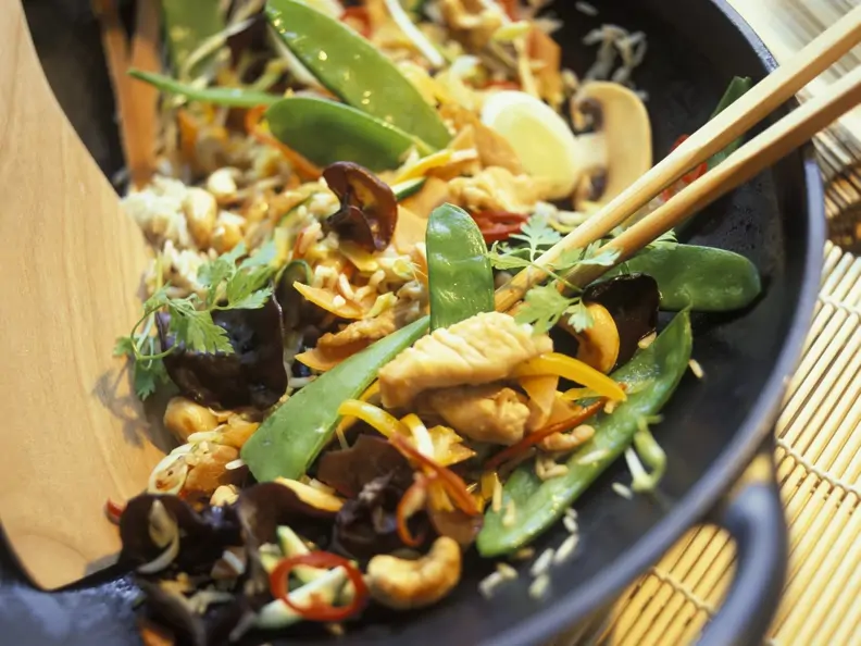 China-Wok mit Pute, Gemüse und Pilzen