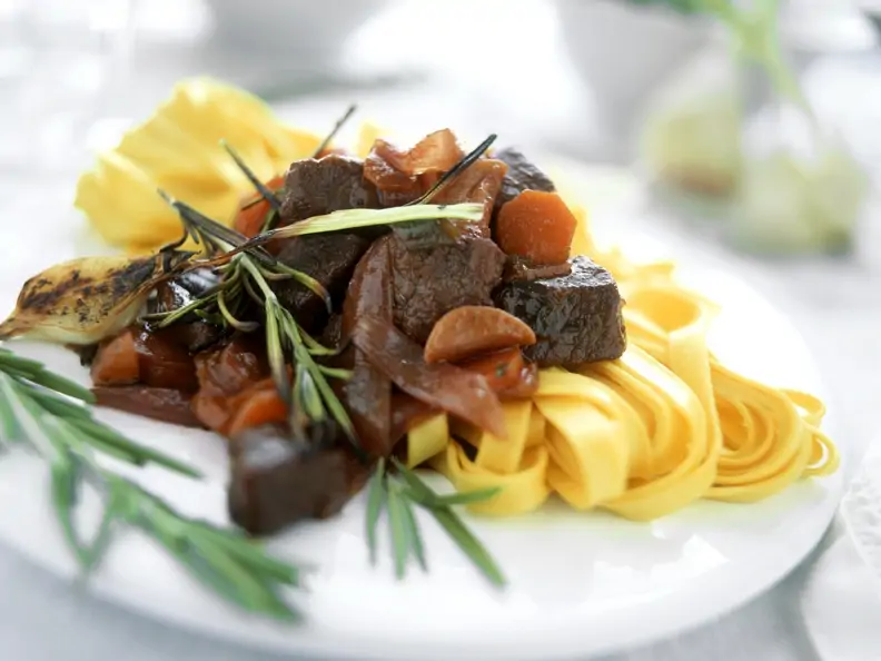 Lammgulasch mit Nudeln