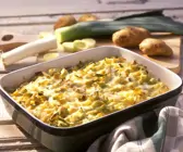 Kartoffel-Lauch-Auflauf in weißer Form