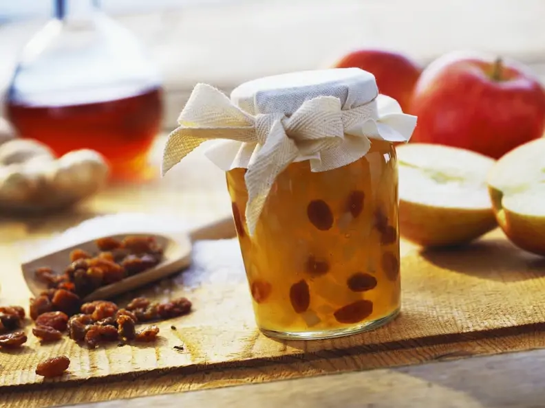 Apfelmarmelade mit Ingwer und beschwipsten Rosinen
