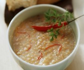 Rote Linsensuppe mit Chili auf türkische Art
