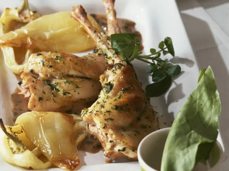Geschmortes Kaninchen mit Kräutern dazu Paprika