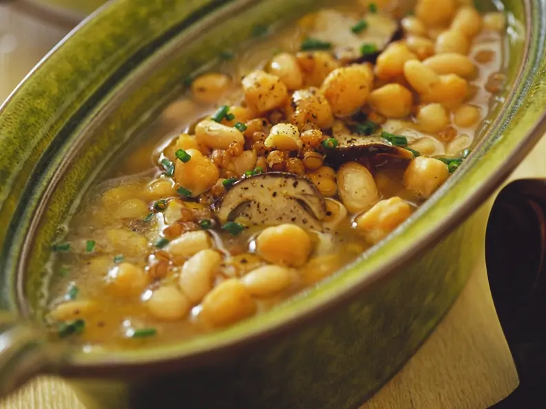 Bohnen-Kichererbsensuppe mit Gerste und Pilzen