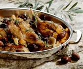 Geschmortes Kaninchen mit Oliven und Rosmarin