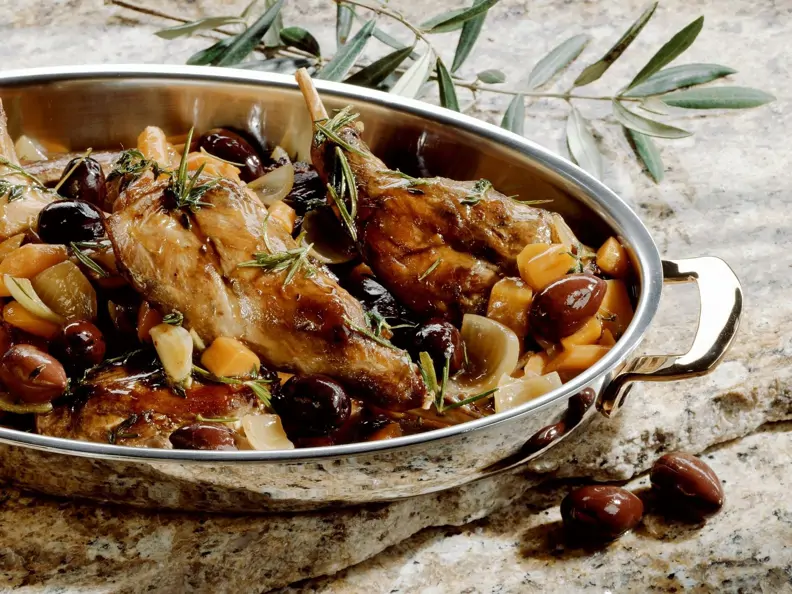 Geschmortes Kaninchen mit Oliven und Rosmarin