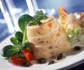 Kürbisflan mit Kürbiskernen und Salat