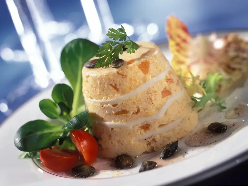 Kürbisflan mit Kürbiskernen und Salat