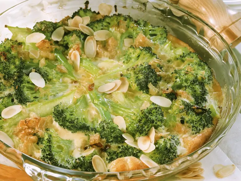 Brokkolikuchen mit Mandelblättchen