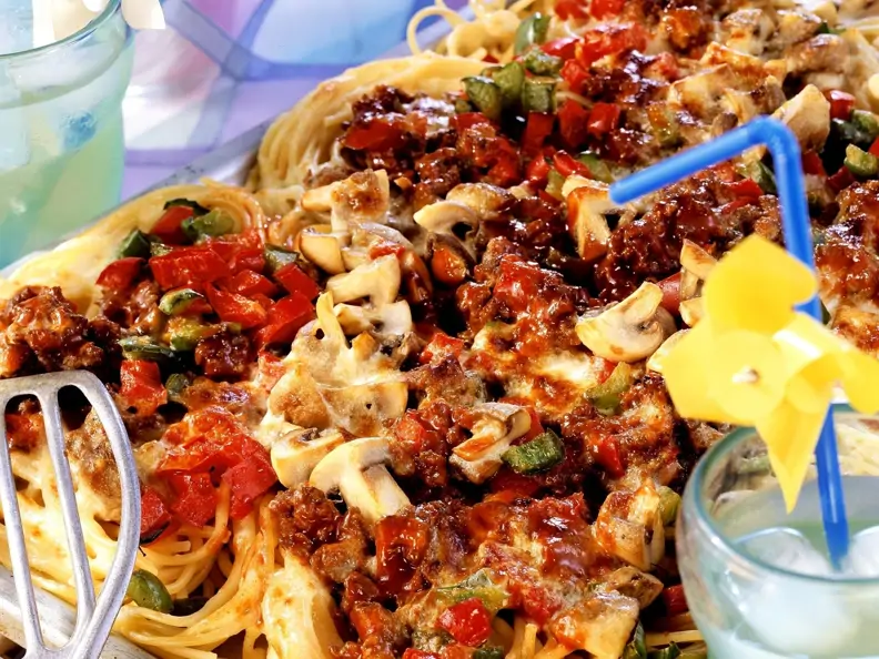 Gebackene Spaghetti mit Hackfleisch und Pilzen