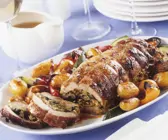 Gefüllter Schweinerollbraten mit gebratenen Kartoffeln und Gemüse