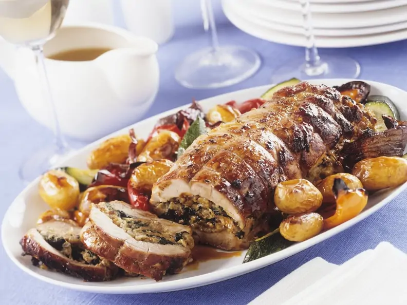 Gefüllter Schweinerollbraten mit gebratenen Kartoffeln und Gemüse