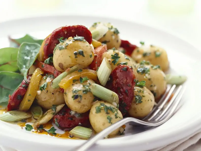 Kartoffel-Chorizo-Salat mit Lauchzwiebeln