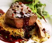 Rinderfilet mit Kartoffelrösti und roter Pfeffersoße