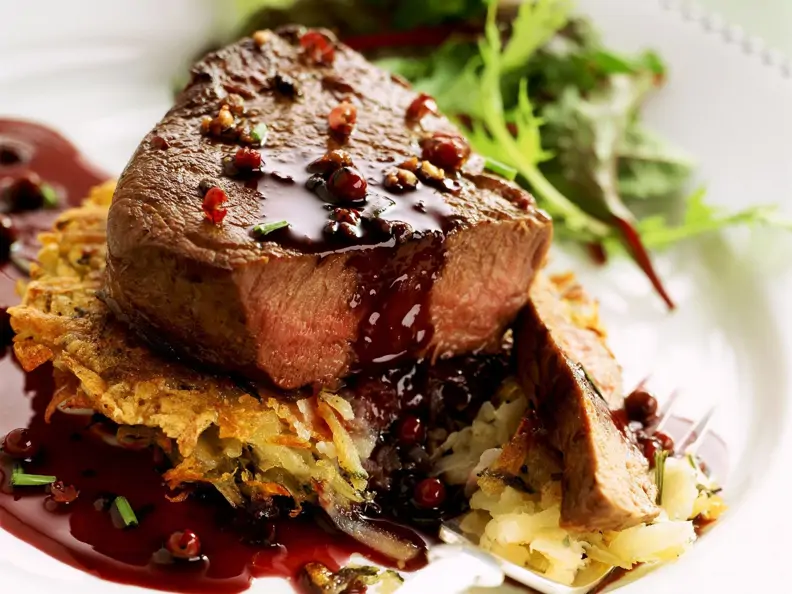 Rinderfilet mit Kartoffelrösti und roter Pfeffersoße