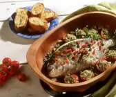 Dorade mit Tomaten im Römertopf