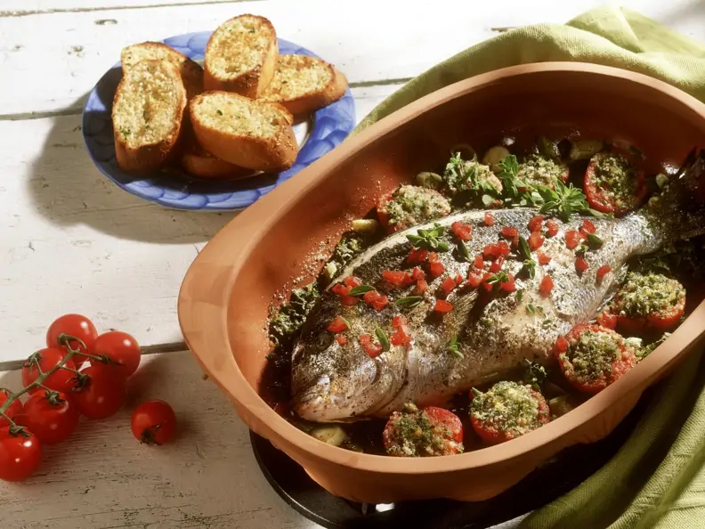 Dorade mit Tomaten im Römertopf
