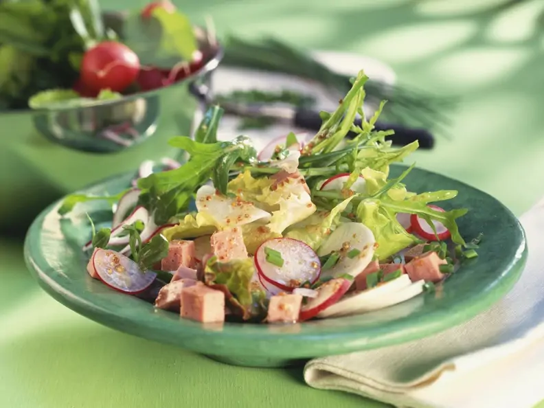 Fleischwurstsalat mit Rettich und Rucola