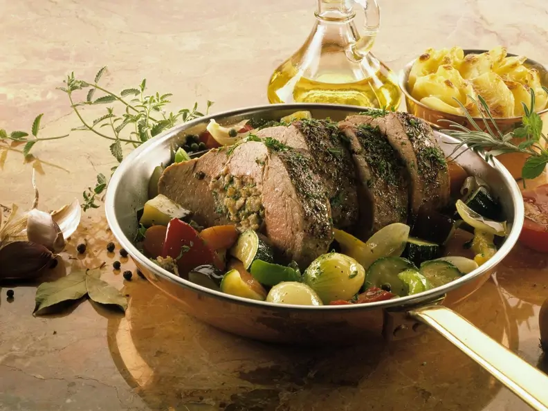 Rinderbraten mit Füllung dazu Gemüse