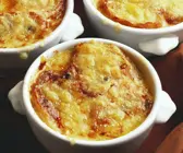 Überbackene Zwiebelsuppe