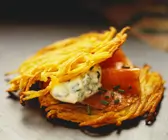 Kartoffelküchlein mit geräuchertem Lachs und Schmand