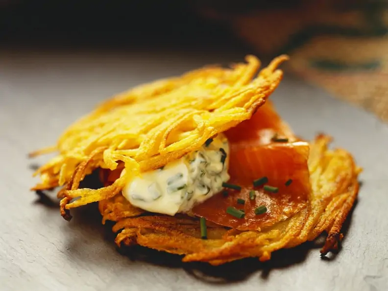 Kartoffelküchlein mit geräuchertem Lachs und Schmand