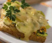 Toast mit Gemüse und Raclette-Käse