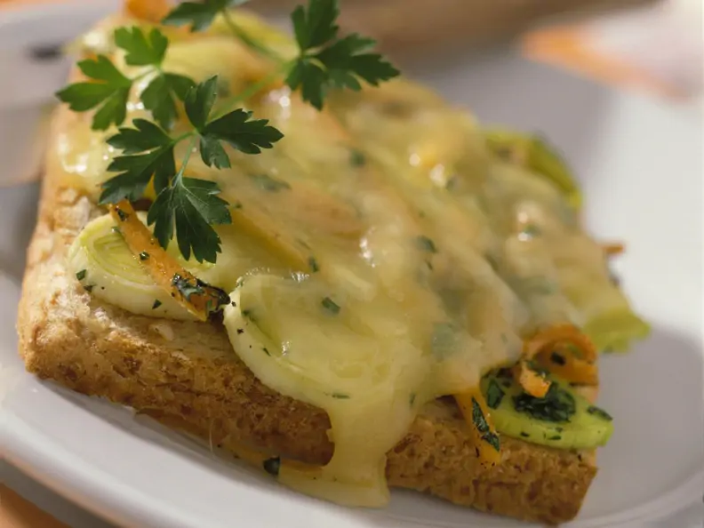 Toast mit Gemüse und Raclette-Käse