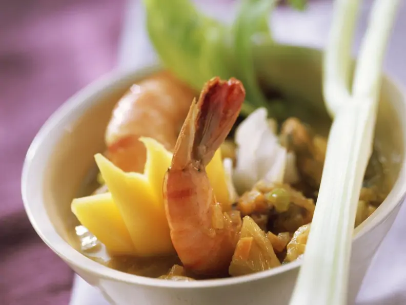 Curry mit Meeresfrüchten, Shrimps und Mango