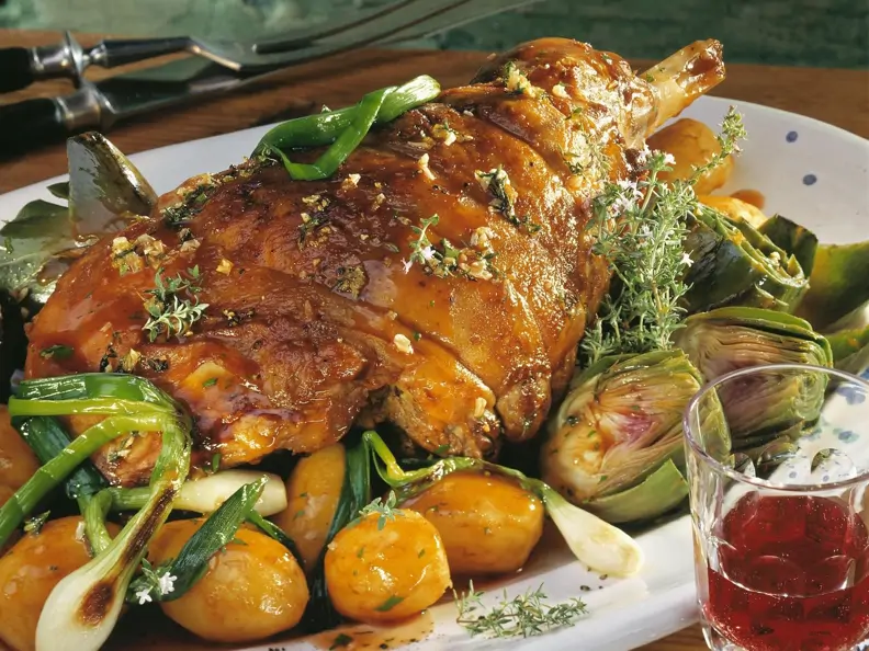 Lammbraten mit Artischocken und Kartoffeln