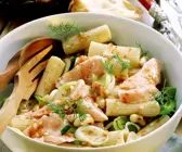 Pastasalat mit Lachs, Porree und Erdnüssen