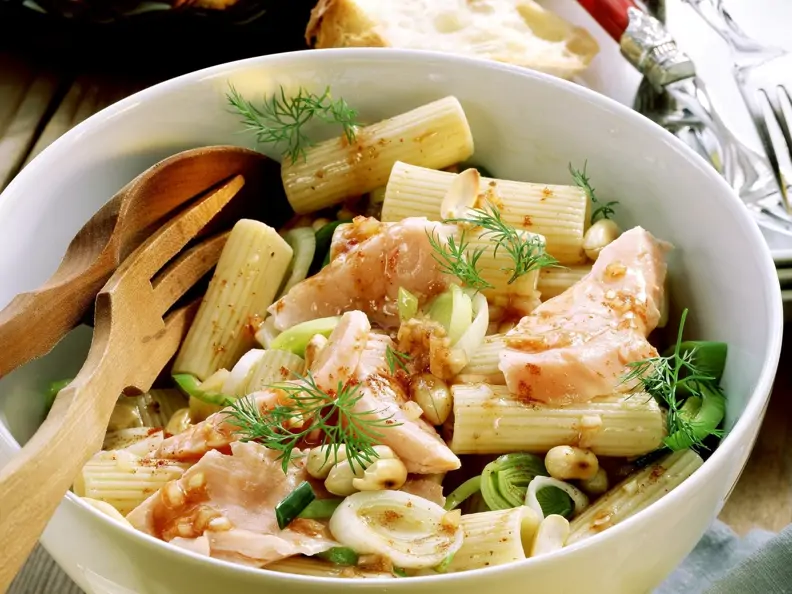 Pastasalat mit Lachs, Porree und Erdnüssen
